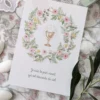 Image signet de première communion avec un calice doré et une couronne de fleurs printanières.