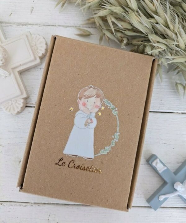 Jolie petite croix pastel et son coffret en kraft, à poser dans son coin prières, ou pour offrir en cadeau de naissance.