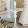 Jolie petite croix vert pastel et son coffret en kraft, à poser dans son coin prières, ou pour offrir en cadeau de naissance.