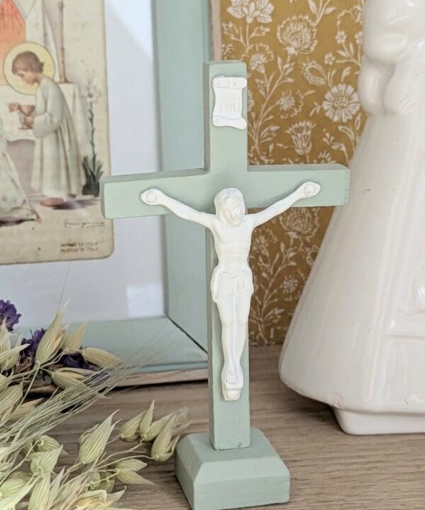 Jolie petite croix vert pastel et son coffret en kraft, à poser dans son coin prières, ou pour offrir en cadeau de naissance.