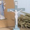 Jolie petite croix bleue et son coffret en kraft, à poser dans son coin prières, ou pour offrir en cadeau de naissance.