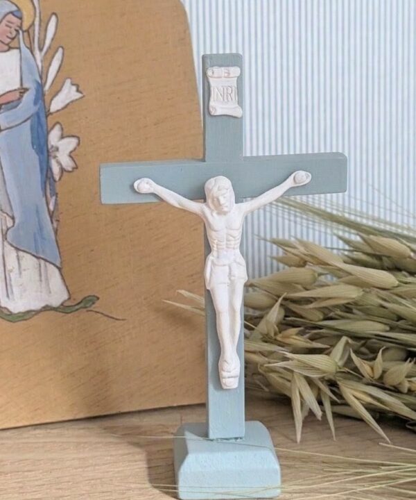 Jolie petite croix bleue et son coffret en kraft, à poser dans son coin prières, ou pour offrir en cadeau de naissance.