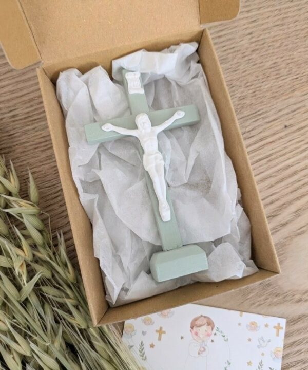 Jolie petite croix vert pastel et son coffret en kraft, à poser dans son coin prières, ou pour offrir en cadeau de naissance.