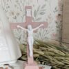 Jolie petite croix rose et son coffret en kraft, à poser dans son coin prières, ou pour offrir en cadeau de naissance.