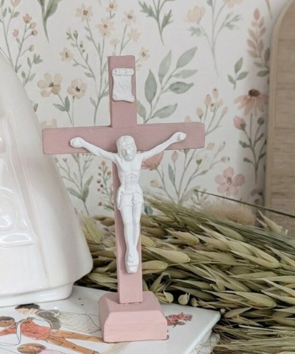 Jolie petite croix rose et son coffret en kraft, à poser dans son coin prières, ou pour offrir en cadeau de naissance.
