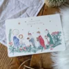 Trois petits enfants venus apporter leurs précieux présents au petit Jésus. Papier texturé blanc, idéal pour l’écriture. 10,5 cm x 14,8 cm Vendue avec enveloppe en papier kraft ou crème selon arrivage.