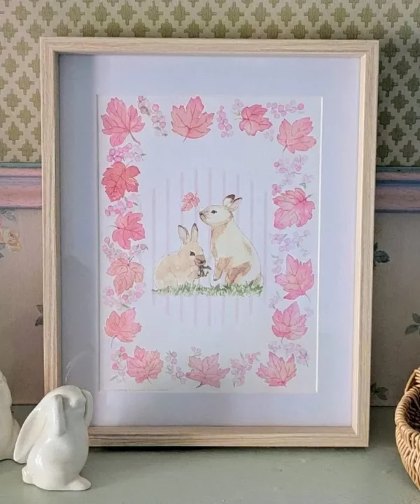 Affiche de petits lapins entourés de feuillages et de baies roses, peinte à l'aquarelle et reproduite sur format A5