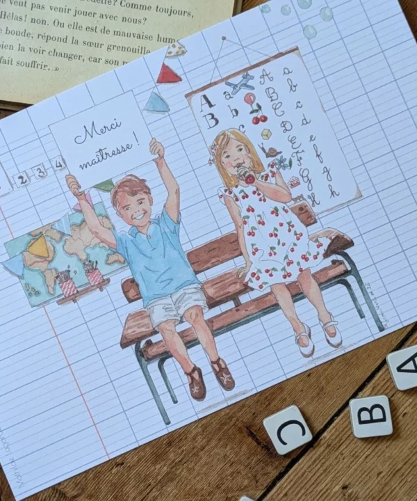 Carte Merci Maîtresse fin d'année scolaire avec un garçon et une fille assis sur un bureau d'écolier, dans leur salle de classe. Idéale pour accompagner un cadeau de remerciement à la maitresse, au maître ou à l'atsem.