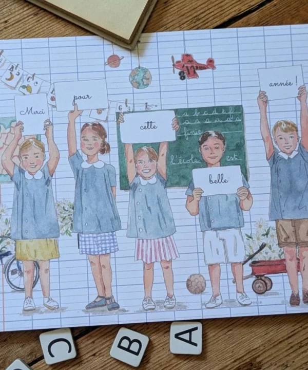 Carte Merci Maîtresse fin d'année scolaire avec un groupe d'enfant en uniforme d'écolier debouts et dans un décor de salle de classe. Ils tiennent chacun une pancarte. Idéale pour accompagner un cadeau de remerciement à la maitresse, au maître ou à l'atsem.