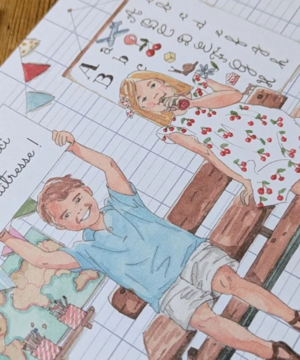 Carte Merci Maîtresse fin d'année scolaire avec un garçon et une fille assis sur un bureau d'écolier, dans leur salle de classe. Idéale pour accompagner un cadeau de remerciement à la maitresse, au maître ou à l'atsem.