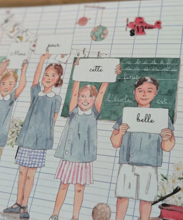 Carte Merci Maîtresse fin d'année scolaire avec un garçon et une fille assis sur un bureau d'écolier, dans leur salle de classe. Idéale pour accompagner un cadeau de remerciement à la maitresse, au maître ou à l'atsem. Grand format A5, parfait pour écrire un mot personnalisé.